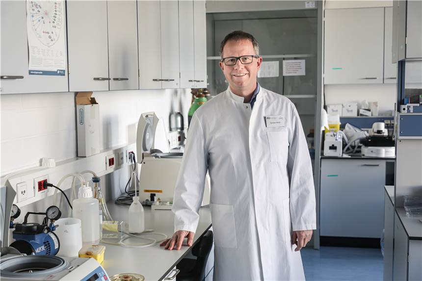 Immunologe Watzl: Infektion wirkt bei Geimpften „wie ein Booster" Prof. Dr. Carsten Watzl ist Direktor der Deutschen Gesellschaft für Immunologie.