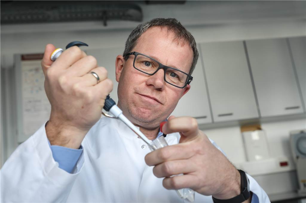 „Corona-Lügen“ im Namen von Kindern: Ihre Mutter hält Masken für „Folter“ Prof. Dr. Carsten Watzl von der Uni Dortmund ist Generalsekretär der Deutschen Gesellschaft für Immunologie. Er stuft die Äußerungen einer Unnaerin zur Coronapandemie als „Fehlinformationen und Panikmache“ ein.