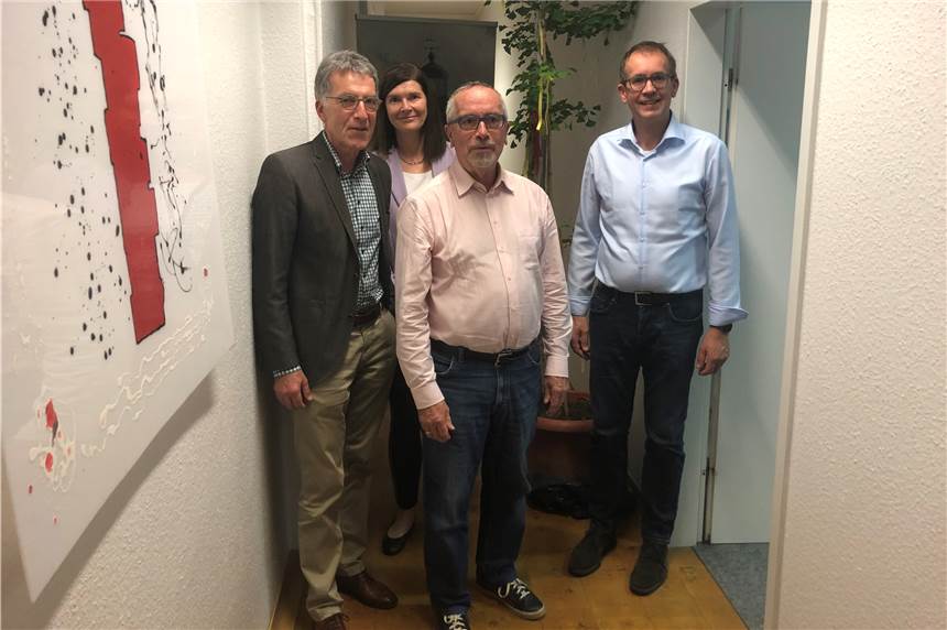 Das Stadewäldchen wird bald zum Ort der Begegnung für Hinterbliebene Prof. Dr. Günther Apel (stellvertretender Vorsitzender des Freundes- und Förderkreises Krisenzentrum e.V.), Dr. Anke Valkyser (Leitende Ärztin der Psychatrischen Insitutsambulanz Knappschaftskrankenhaus), Dr. Rolf Greulich (Leiter der Gruppe „Hinterbliebene nach Suizid“) und Johannes Ketteler (Leiter Krisenzentrum Dortmund) werden in der kommenden Woche einen Baum pflanzen.