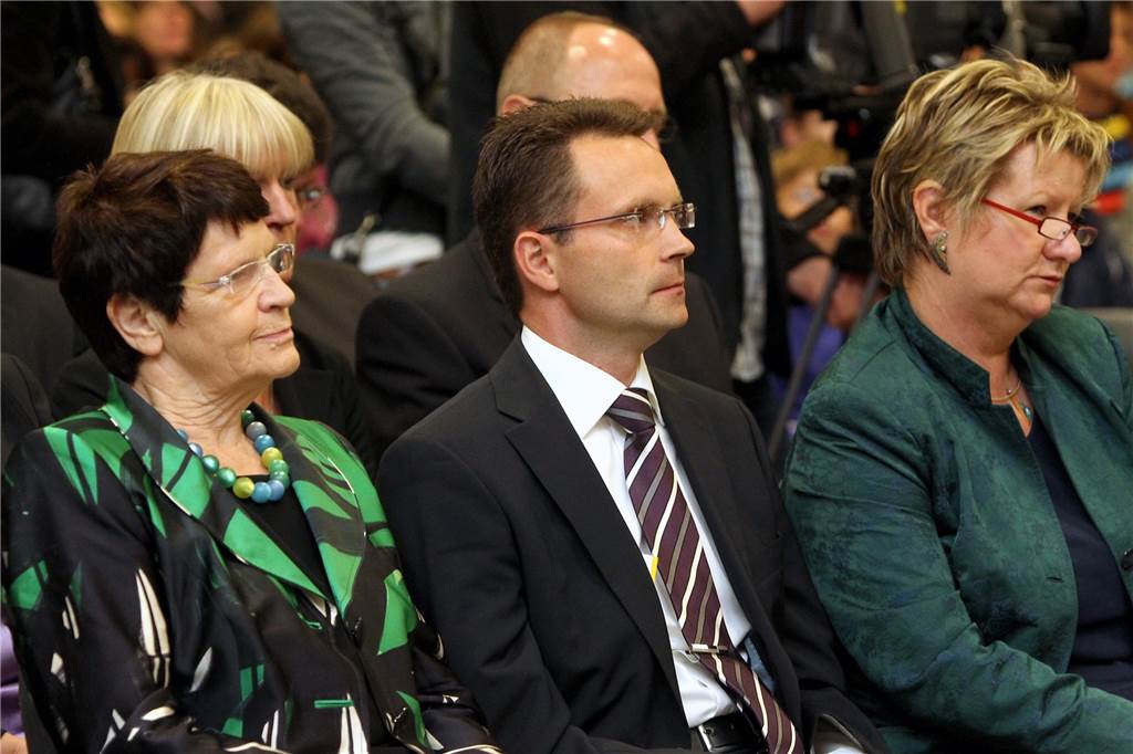 „Vieles hat mich stolz gemacht“: Bürgermeister Risthaus zeigt die Höhepunkte seiner Amtszeit Prof. Dr. Rita Süssmuth (l.), Dr. Bert Risthaus und Schulministerin Sylvia Löhrmann bei der feierlichen Eröffnung der Profilschule im Jahr 2011.