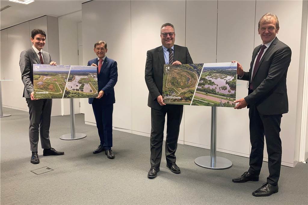 Hochwasserschutz in Lünen: Lippeverband sieht deutlichen Handlungsbedarf Prof. Dr. Uli Paetzel, Vorstandsvorsitzender EGLV, Dr. Frank Dudda, Ratsvorsitzender der Emschergenossenschaft, Bodo Klimpel, Ratsvorsitzender des Lippeverbandes, sowie Dr. Emanuel Grün, Technischer Vorstand EGLV (v.l.n.r), zeigen, wie voll gelaufen die Rückhaltebecken im Juli waren und wie sie unter normalen Umständen aussehen.