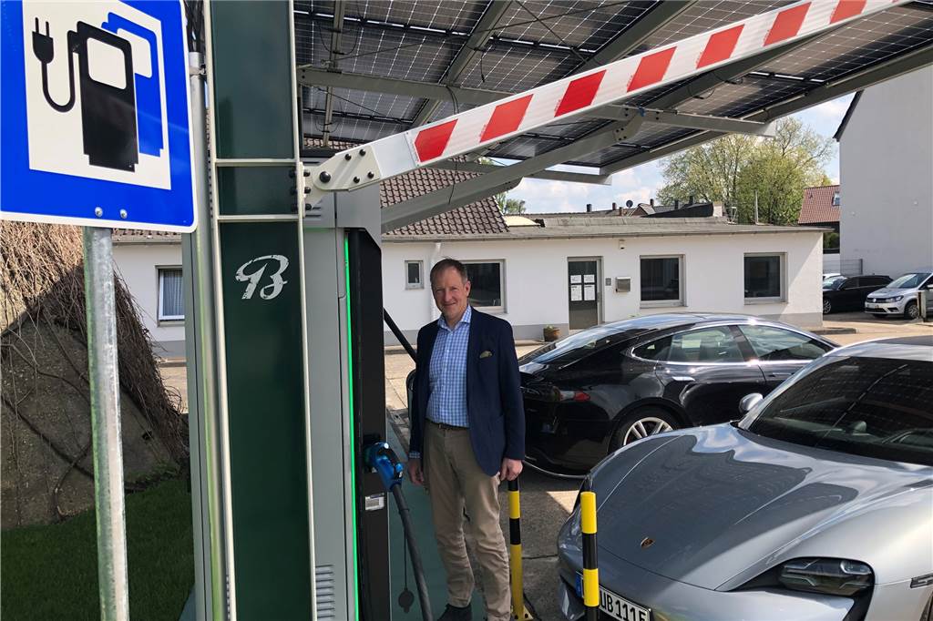 „Welt-Sensation“: Siemens’ erster e-Auto-Ladepark steht in Castrop-Rauxel Prof. Dr. Ulrich Breilmann an der e-Auto-Tankstelle auf dem Gelände seiner Firma an der Borghagener Straße in Castrop-Rauxel-Habinghorst.