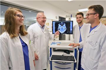 Prof. Dr. Zaza Katsarava (2. v. l.), Neurologie-Chefarzt am EK, begrüßt als Praktikanten die angehenden Ärzte Estere Urbancika (l.),Valerijs Soloveiciks und Karlis Milbergs (r.). Sie studieren an der Universität in Riga, mit der das EK sich jetzt austauscht.