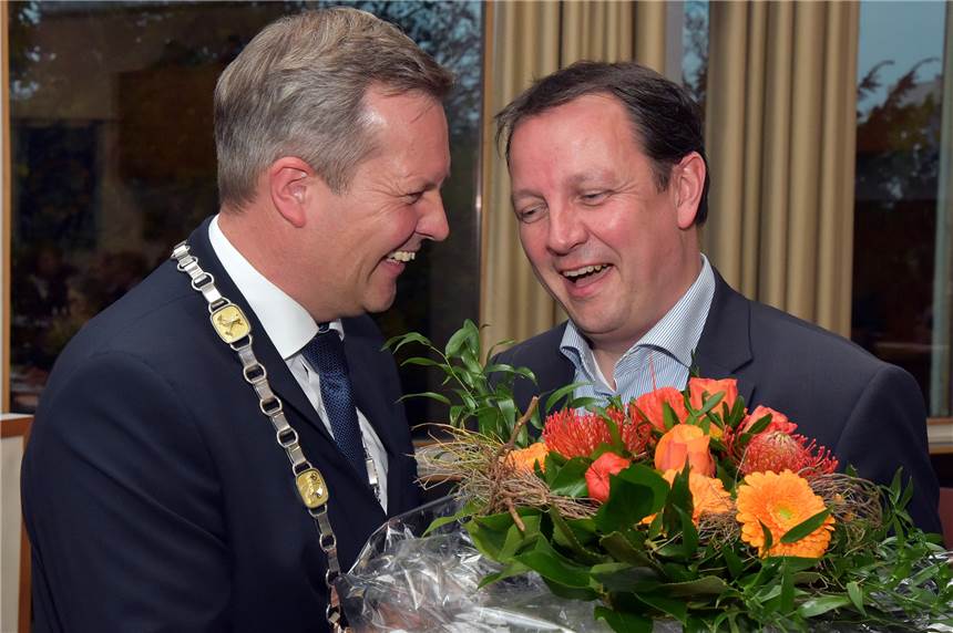 Prof. Johannes Hofnagel (r.), Vorsitzender der GFL-Fraktion, gratulierte seinem Parteifreund, dem neuen Bürgermeister Jürgen Kleine-Frauns, 2015. 2020 tritt Kleine-Frauns nicht mehr für die GFL an.
