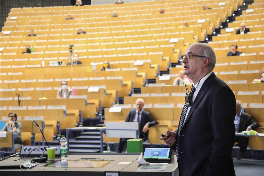 Neuer TU-Rektor im Interview: Die Raumnot an der Uni ist massiv Prof. Manfred Bayer bei seiner Vorstellungsrede vor der Hochschulwahlversammlung, die unter besonderen Corona-Sicherheitsvorkehrungen im Audimax der TU stattfrand.