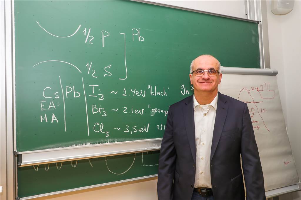 Neuer TU-Rektor im Interview: Die Raumnot an der Uni ist massiv Prof. Manfred Bayer ist ein profilierter Hochschullehrer und Forscher im Bereich Experimentelle Physik.