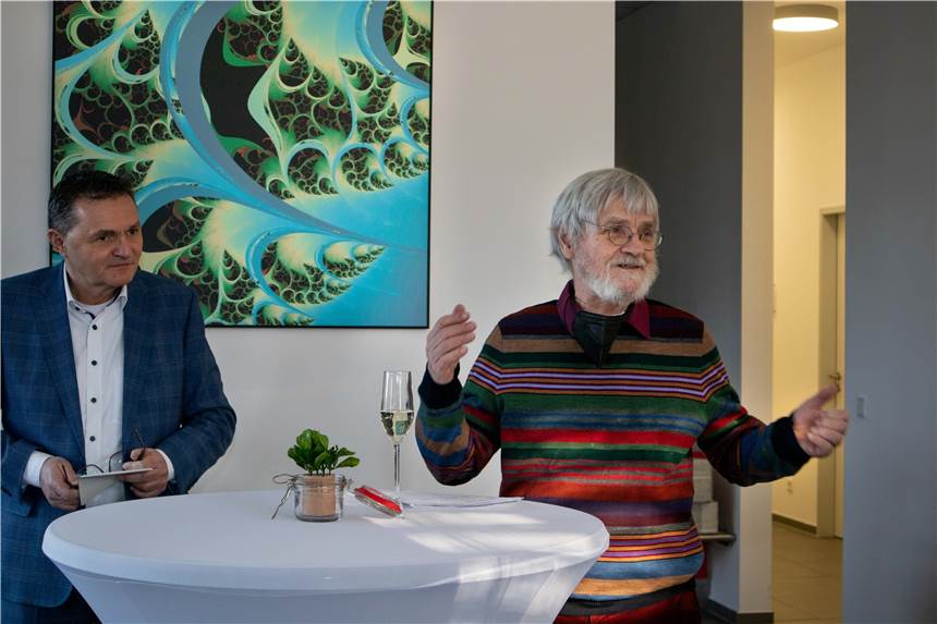 Ungewöhnlicher Auftakt zum Jubiläum „1000 Jahre Nordkirchen“ Prof. Reinhard Volmer (r.) und Bürgermeister Dietmar Bergmann während der Ausstellungseröffnung.