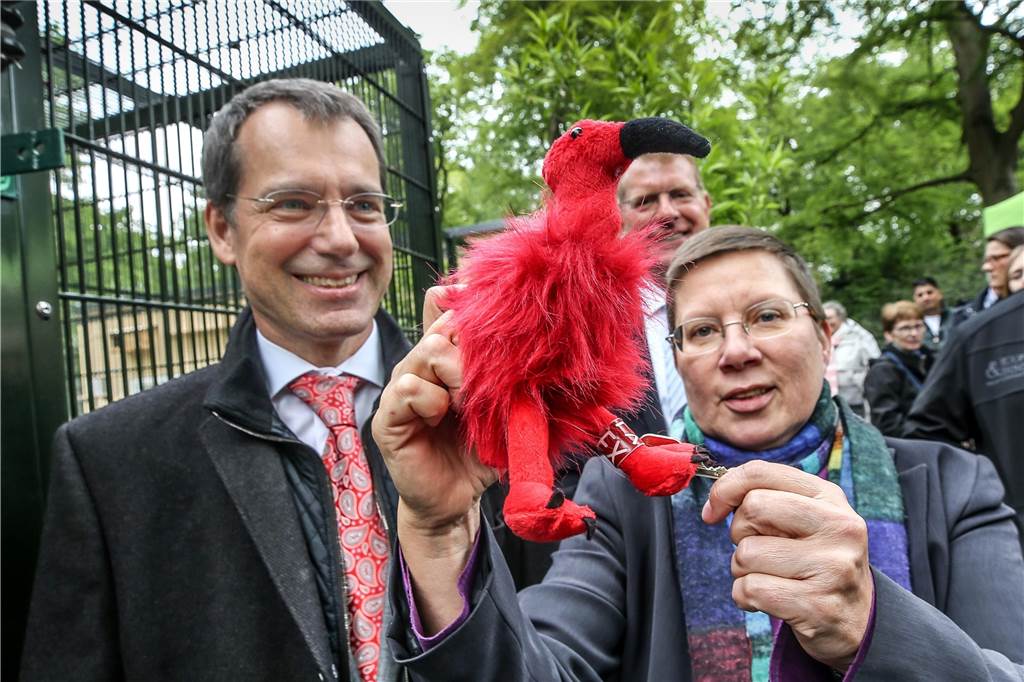 Diese Vögel müssen bestimmte Tiere fressen, um so leuchtend rot zu bleiben Prof. Stefan Dieterle, Vorsitzender der Zoofreunde Dortmund, übergab den Schlüssel zur neuen Ibis-Voliere an Sozialdezernentin Birgit Zoerner, die ihn für die Stadt entgegennahm. Im Hintergrund der designierte Sparkassen-Vorstandschef Dirk Schaufelberger.