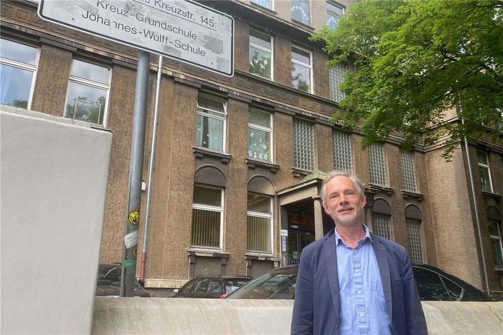 Kreuz-Grundschule: Berühmter Stadtbaurat lieferte die Pläne für Prachtbau Prof. Wolfgang Sonne macht sich für den Erhalt der alten Kreuz-Grundschule stark.