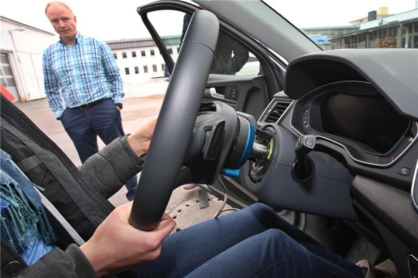 Autonomes Fahren und der Stress Professor Bernhard Schick will herausfinden, welche Voraussetzungen erfüllt sein müssen, damit Fahrer den Fahrassistenten vertrauen. Foto: Karl-Josef Hildenbrand