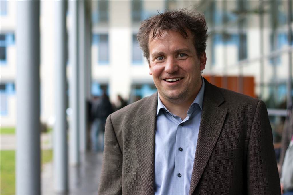 Felix (21) schläft lieber in der Fußgängerzone als in der städtischen Unterkunft Professor Dierk Borstel