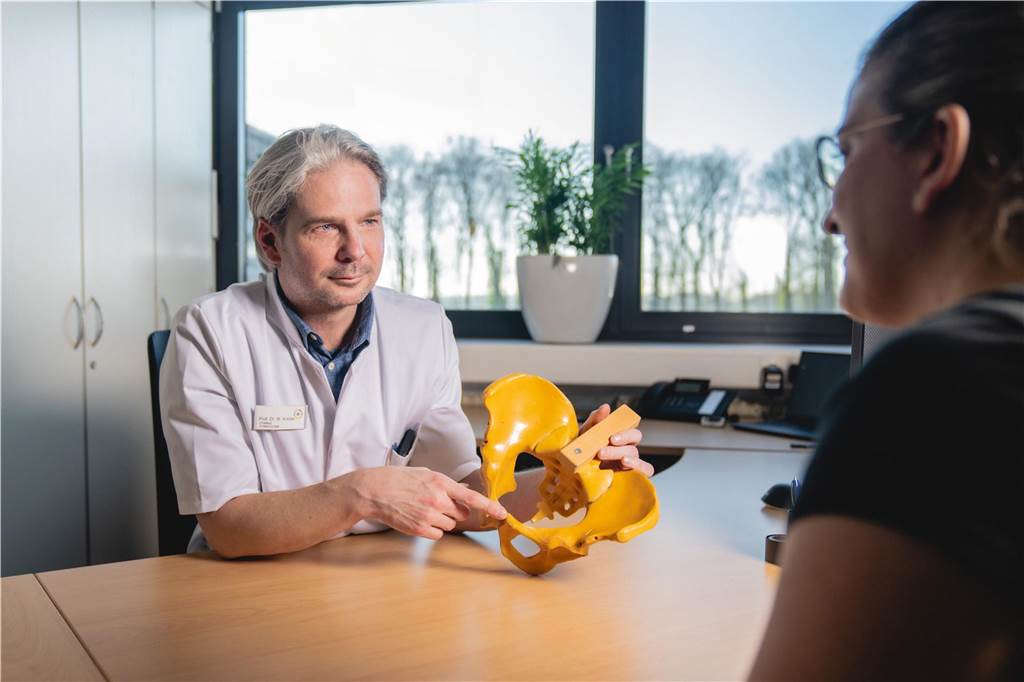 MLZ-Abendsprechstunde: Stürze und Brüche im Alter Professor Dr. Matthias Knobe, Chefarzt der Klinik für Unfallchirurgie im St. Marien-Krankenhaus