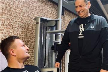 Profiboxer Alexander Schürhoff und Sebastian Louven, Inhaber der Workers Hall (v.l.), nehmen die 2G+Plus Regel in Kauf und möchten fit bleiben. Hier eine Archivaufnahme.