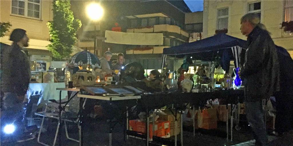 Schade: Werne Marketing presst den Flohmarkt in ein festes Korsett Nachts auf einem Flohmarkt.