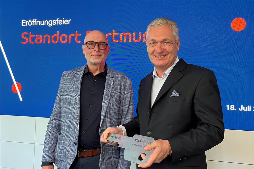 Firma aus dem Sauerland kommt wegen A45-Sperrung an die B1 Projektentwickler Dr. Frank Hartung (l.) und VDM-Chef Dr. Niclas Müller bei der symbolischen Schlüsselübergabe während der Eröffnungsfeier im Westfalentower in Dortmund.