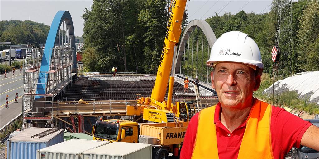 Projektleiter Franz Fischer vor der neuen Brücke, die an der A2 entstanden ist. Sie wird nun an einem Wochenende, an dem die Autobahn voll gesperrt wird, eingehoben.