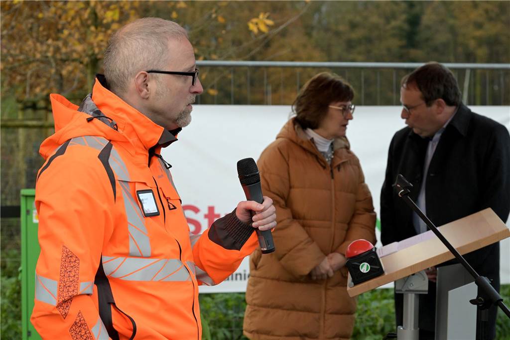 Projektleiter Sebastian Felgenhauer spricht bei der Eröffnung der B54 in ein Mirkofon.