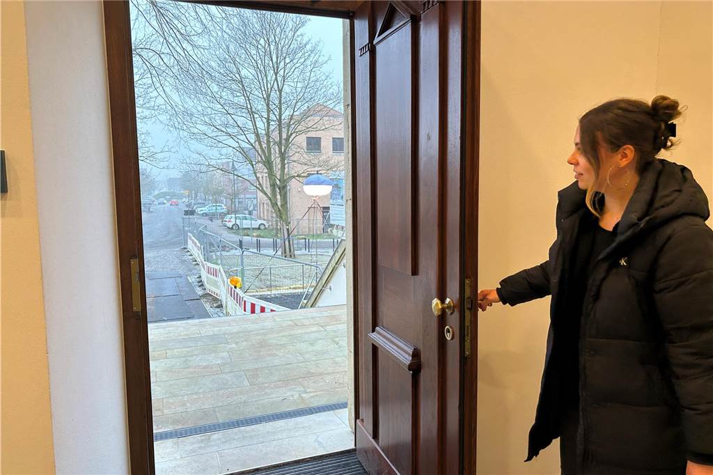 Umbau der Burg Botzlar zum Bürgerzentrum: „Wollten nicht alles umkrempeln“ Projektleiterin Evelyn Scheuermann an der Eingangstür zur Burg Botzlar. Sie weist darauf hin, dass die Tür nicht neu ist, sondern saniert wurde.