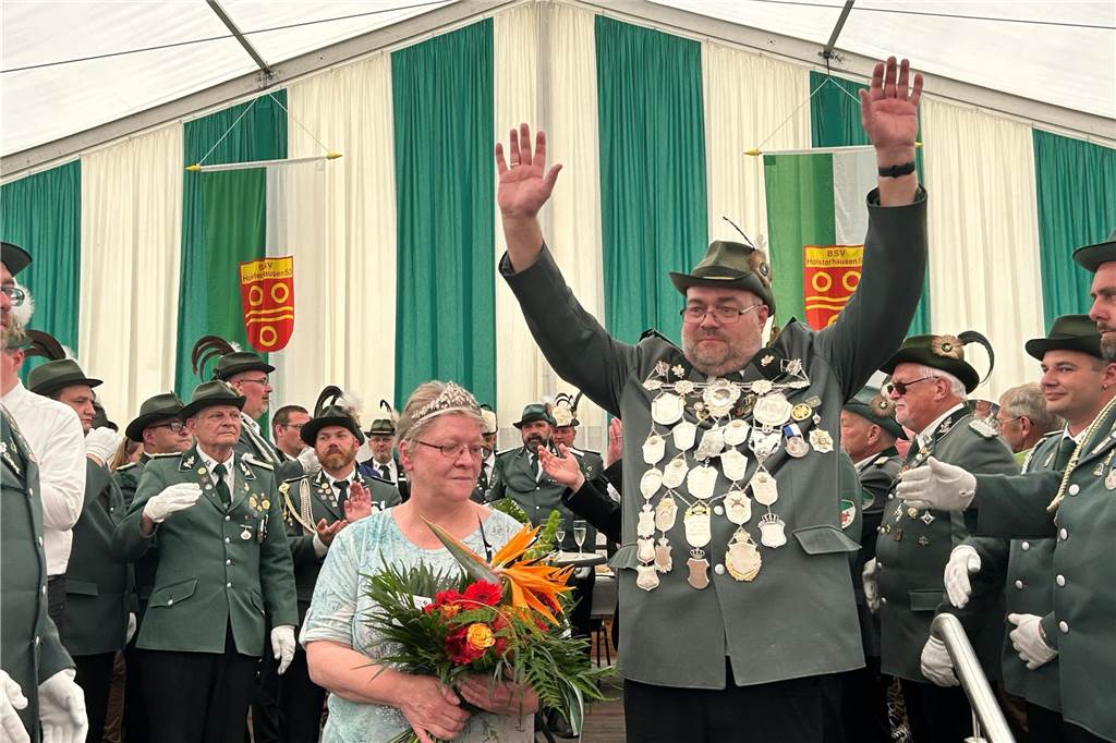 Mit dem 219. Schuss: Mchael Lohner ist neuer Kaiser in Holsterhausen Proklamation im Festzelt: Michael Lohner ist jetzt Kaiser, Diana Cisnik seine Königin.