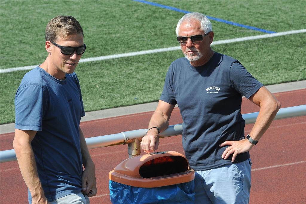 Promi-Faktor auf dem Bürenbruch: Hannes Wolf (li.), hier mit einem weiteren ehemaligen Ergster Trainer, Rupert Gerl, war Augenzeuge des 6:0-Erfolgs der Ergster C-Junioren gegen Rentfort.