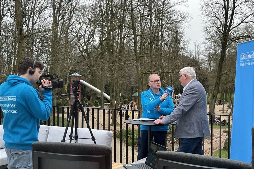 Prominente Gäste standen beim Liveinterview auf dem Balkon Rede und Antwort.