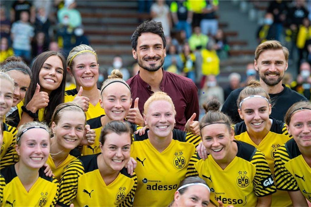 Irrer Hype: Kreisliga-Fußballerinnen des BVB sprechen von Wahnsinn Prominente Unterstützung bei den BVB-Frauen: Mats Hummels und Marcel Schmelzer.