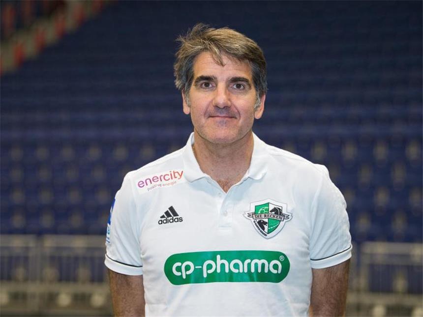 Starcoach Ortega entfacht Handball-Euphorie in Hannover Prominenter Coach von Handball-Bundesligist TSV Hannover-Burgdorf: Carlos Ortega. Foto: Silas Stein/dpa