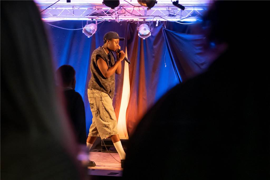 Promise Osagie ist im Juwel aufgetreten - mit Stand-Up und Hip Hop.