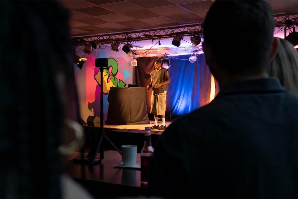 Promise Osagie ist im Juwel aufgetreten - mit Stand-Up und Hip Hop.