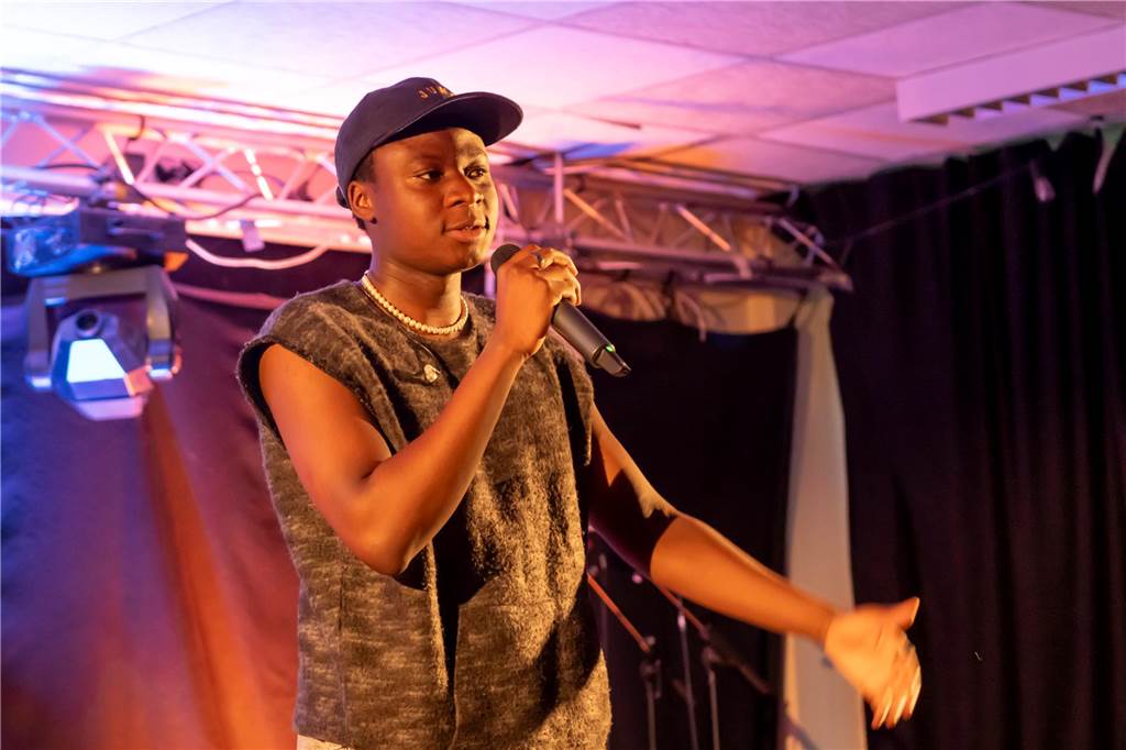 Promise Osagie ist im Juwel aufgetreten - mit Stand-Up und Hip Hop.