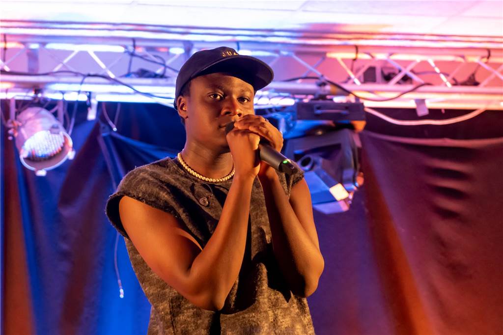 Promise Osagie ist im Juwel aufgetreten - mit Stand-Up und Hip Hop.