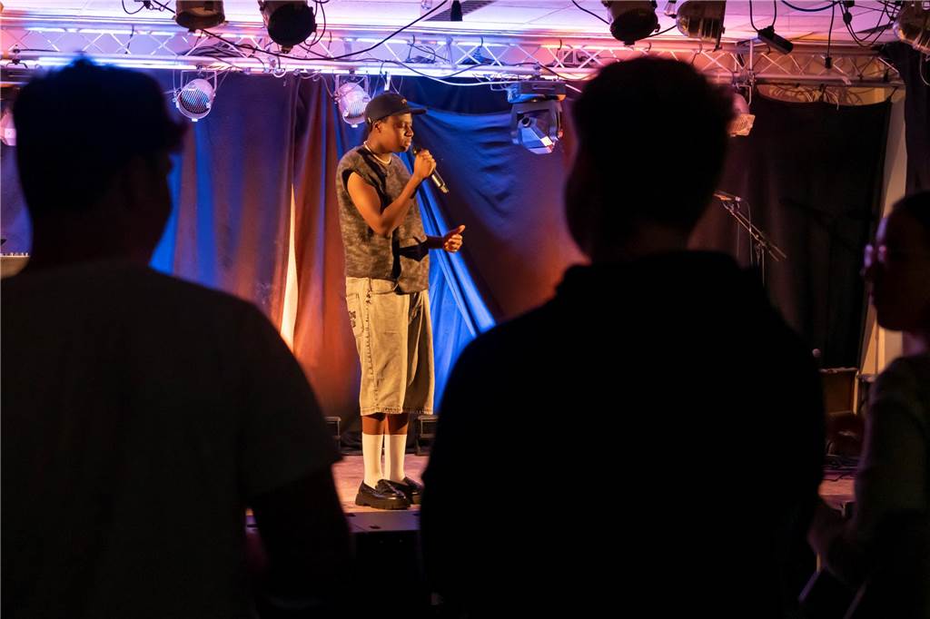 Promise Osagie ist im Juwel aufgetreten - mit Stand-Up und Hip Hop.