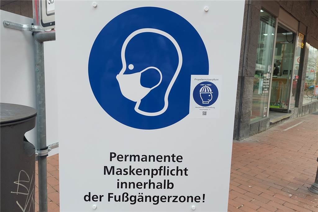 Corona: Sonderbare Aufkleber sorgen in Castrop-Rauxel für Aufregung Propellermützenpflicht und eine Warnung vor Herpesviren: Der kleine Aufkleber ähnelt dem großen Schild in der Anmutung sehr.