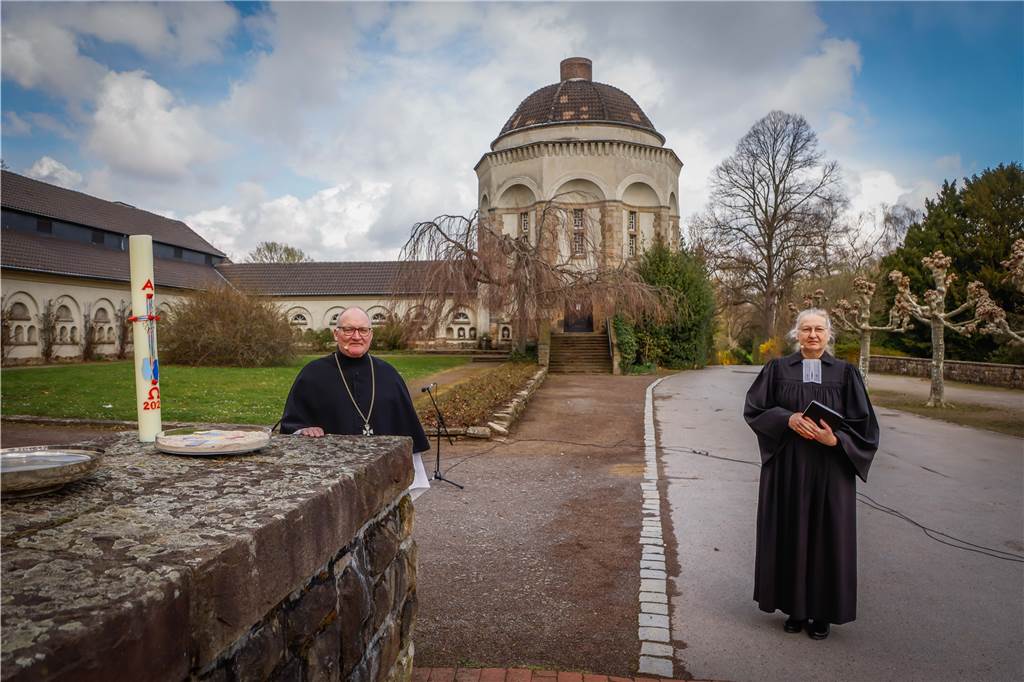Gedenkgottesdienst und „Fliegende Bilder“ erinnern an Corona-Opfer Propst Andreas Coersmeier und Superintendentin Heike Proske gestalteten einen Gedenkgottesdienst für die Corona-Opfer auf dem Dortmunder Hauptfriedhof.