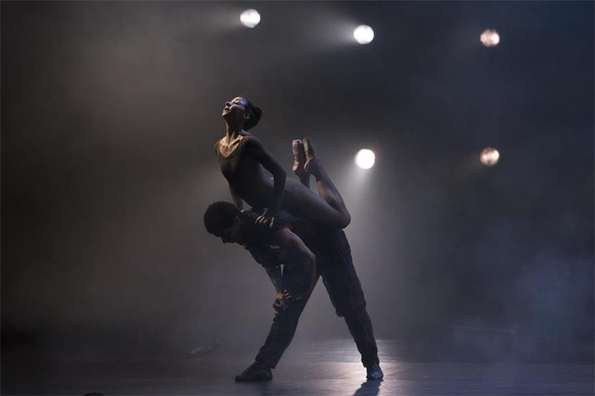 Ein so großes Ballett braucht nur ein ganz kleines Schiff Prospero (Ledian Soto) und Luftgeist Ariel (Rita Duclos) beherrschen die Insel.