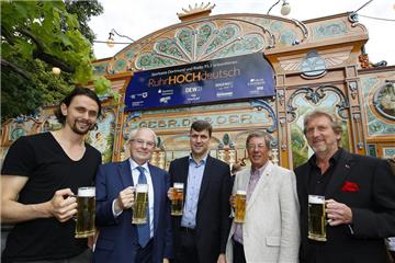 Prost! Am Dienstagabend wurde das Festival eröffnet. 