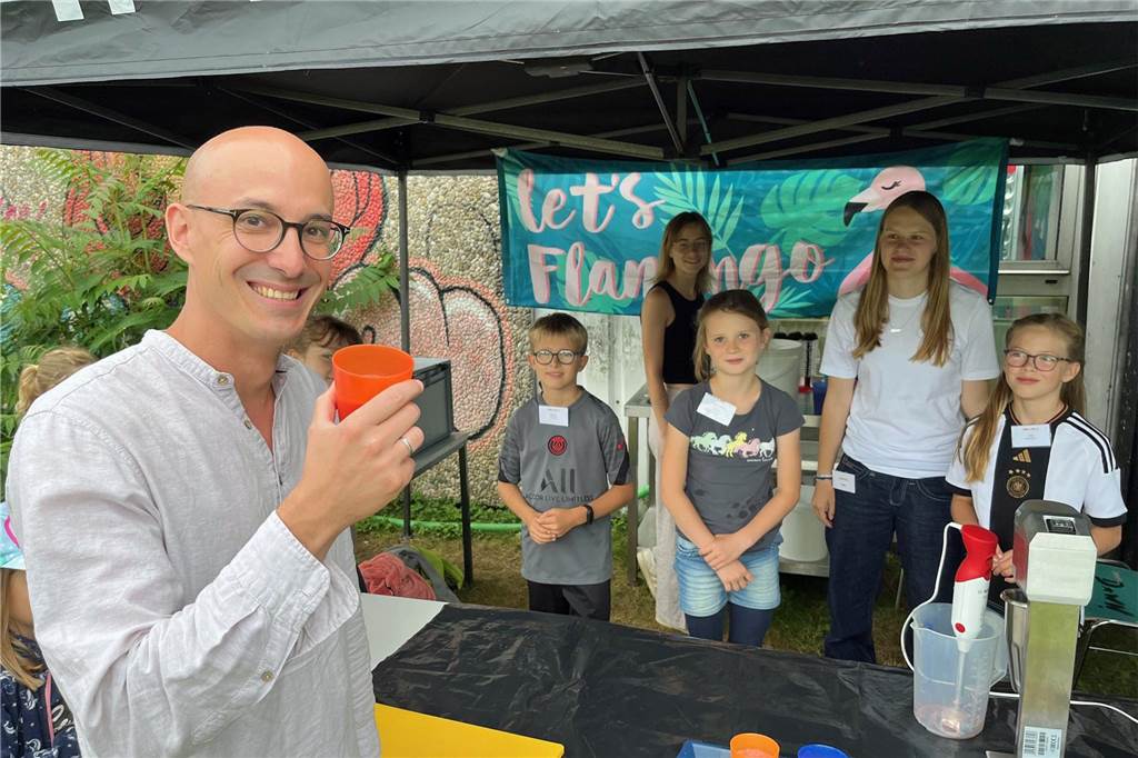 Vom Ruheraum bis zum Römer-Ausflug - das ist Wernutopia 2024 Prost auf ein erfolgreiches Wernutopia 2024: Jugendpfleger Jens Viandante stößt mit einem, selbstverständlich alkoholfreien, Cocktail an.