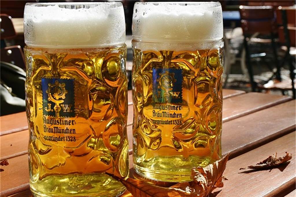 Idyllischer Genuss: 7 Biergärten und Picknickplätze in NRW zwei maß bier auf einem tisch