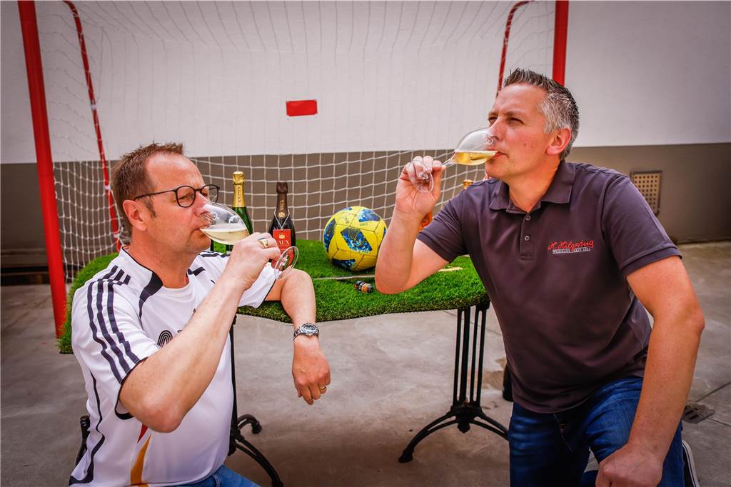 Deutschland gegen Frankreich: Wer knallt besser - Sekt oder Champagner? „Prost!“ gegen „Santé!“: Die Wein-Experten testen die Kontrahenten.