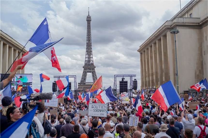 Proteste gegen strengere Corona-Regeln in Frankreich Protest am Trocadero-Platz in Paris gegen die von der Regierung geplanten Corona-Verschärfungen.