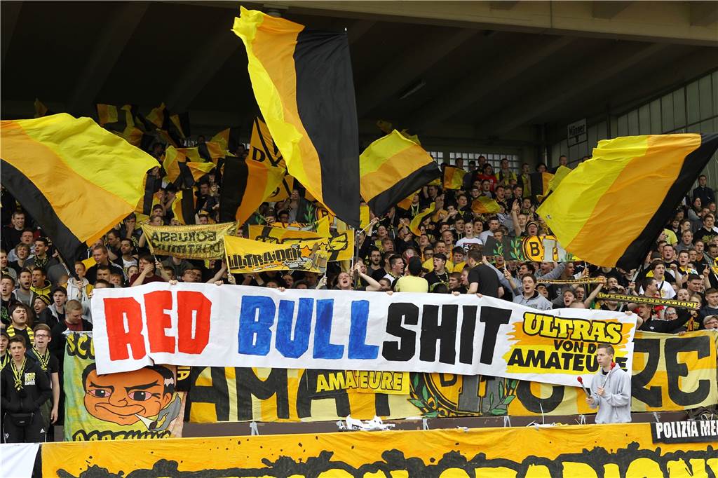 BVB-Premiere in Leipzig: Boykott und verbotene Dortmund-Trikots Protest der BVB-Ultras beim U23-Spiel gegen Leipzig im April 2014.