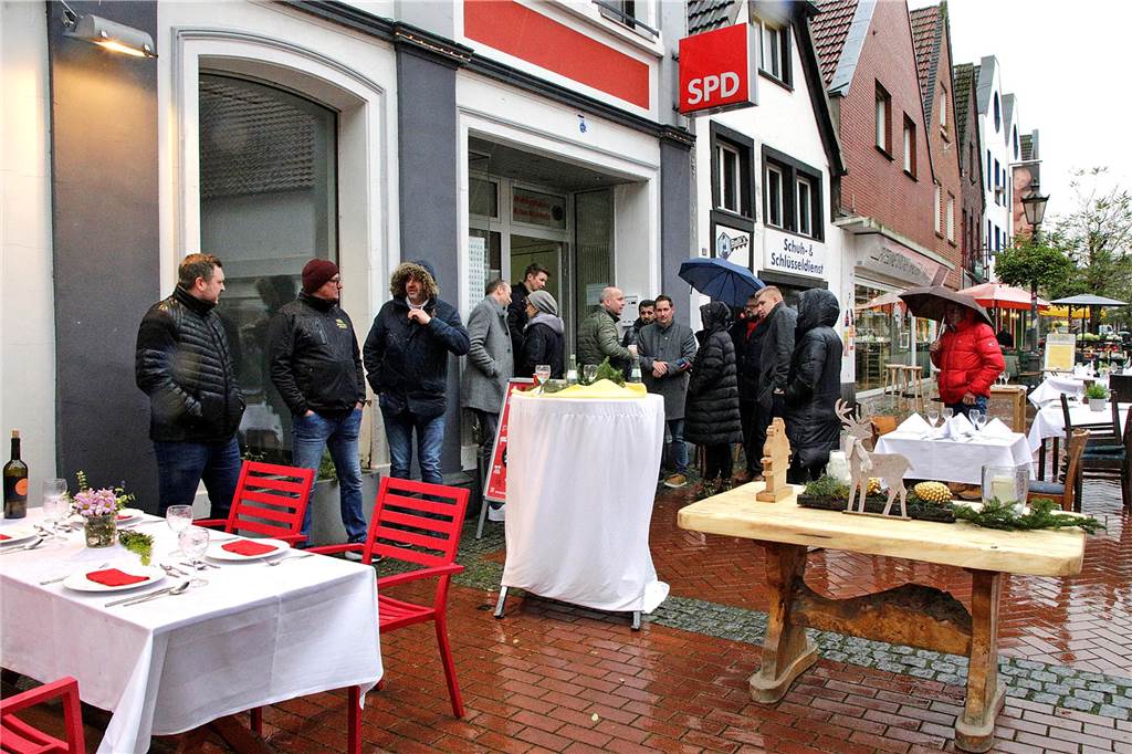 Leere Tische vor SPD-Büro: Gastronomen-Frust - aber Kompromiss denkbar? Protest der Gastronomen vor dem SPD-Büro.