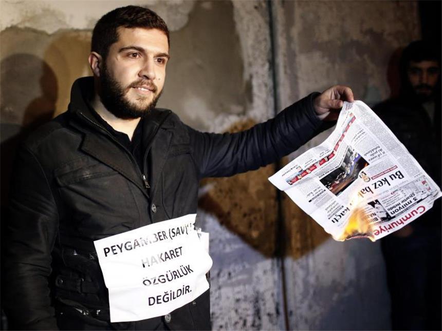 Merkel: Vorgehen gegen türkische Journalisten "alarmierend" Protest gegen Cumhuriyet: Ein Islamist verbrennt ein Exemplar der liberalen Zeitung. Foto: Sedat Suna/Archiv
