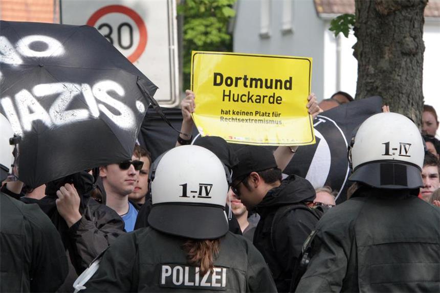 Verwirrung um Aufmarsch-Ort der Nazis Protest gegen Nazis während des Aufmarschs 2014 im Dortmunder Westen.