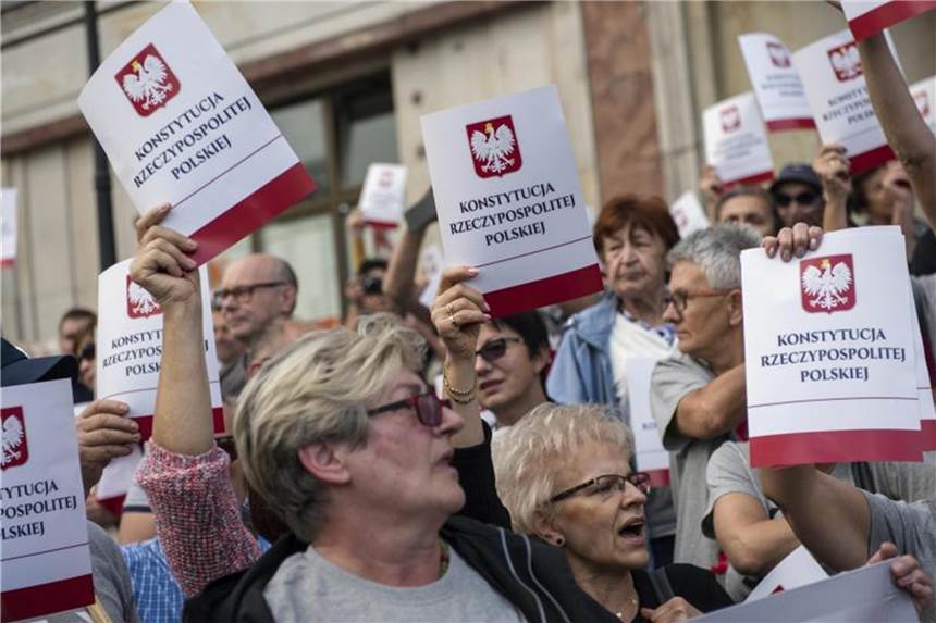 Polens Präsident ernennt trotz EU-Streits zehn neue Richter Protest gegen Zwangspensionierungen von Richtern: Demonstranten halten Deckblätter der polnischen Verfassung in ihren Händen. Foto: Attila Husejnow/SOPA Images via ZUMA Wire