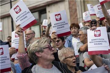 Protest gegen Zwangspensionierungen von Richtern: Demonstranten halten Deckblätter der polnischen Verfassung in ihren Händen. Foto: Attila Husejnow/SOPA Images via ZUMA Wire