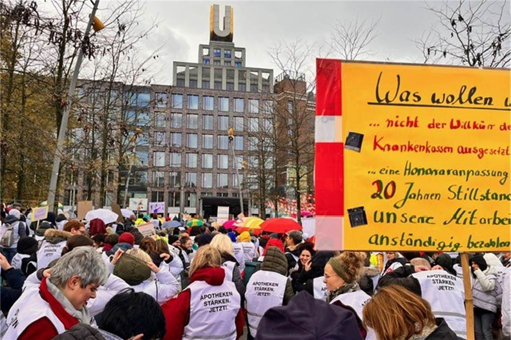 Protest im Schatten des U-Turms.