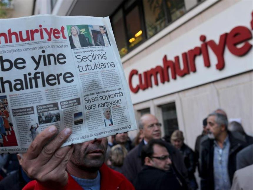 Empörung in Deutschland über U-Haft für Yücel Protest vor dem Gebäude der türkischen Zeitung Cumhuriyet, die immer wieder Ziel von Polizeiaktionen ist. Foto: Sedat Suna/Archiv