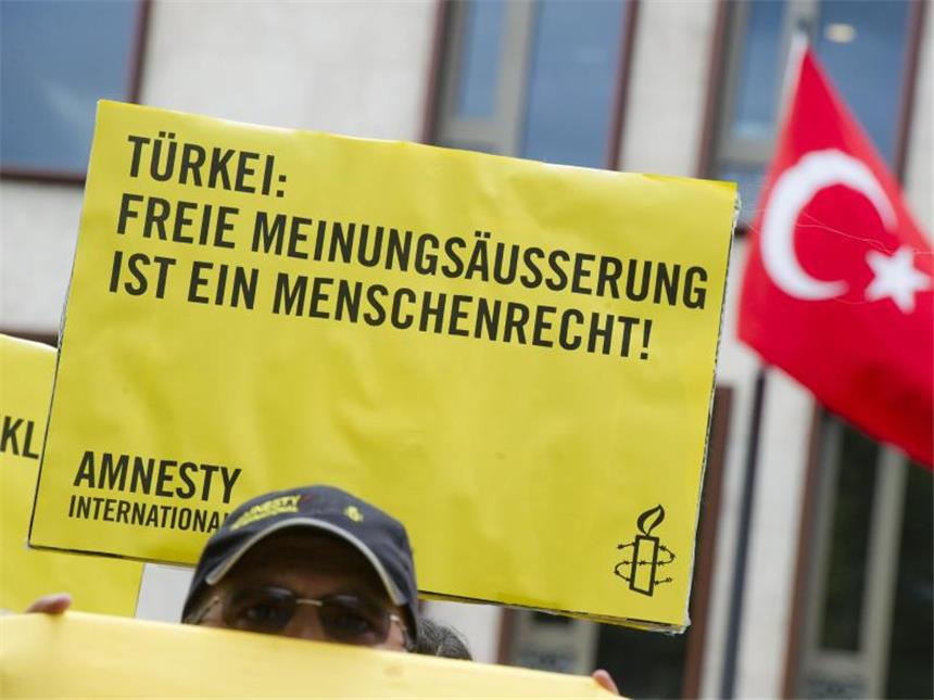 Berlin zitiert türkischen Botschafter ins Auswärtige Amt Protest vor der Türkischen Botschaft in Berlin. Die neuerlichen Festnahmen von Menschenrechtlern werden scharf verurteilt. Foto: Nicolas Armer