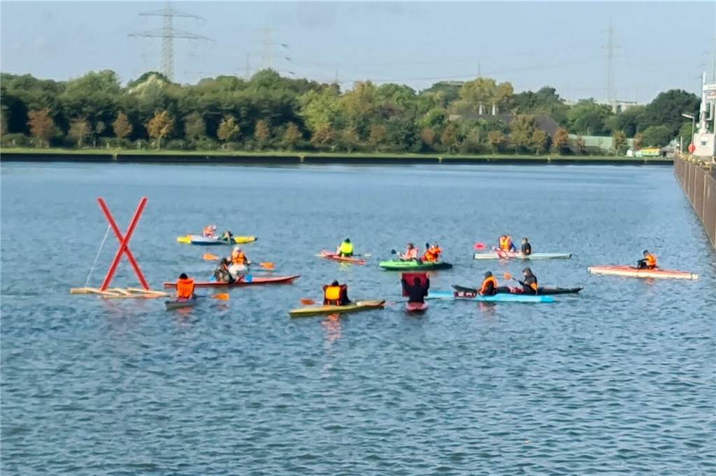 Protestaktion auf dem Datteln-Hamm-Kanal: Aktivisten des Anti-Steinkohle-Netzwerks „Still Burning“ haben mit anderen Gruppierungen am 7. Oktober den Zugang zum Tianel-Kraftwerk über das Hafenbecken blockiert - unter anderem mit Kanus. Ihnen ging es um Menschenrechtsverletzungen in den Bergbauregionen, Steinkohle sei Blutkohle. Die Aktion verlief friedlich, die Polizei war vor Ort.